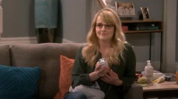 Nydj Pintuck Back Blouse in Sugar Pine worn by Bernadette Rostenkowski (Melissa Rauch) in The Big Bang Theory (S12E18)