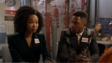Blazer de terciopelo verde usado por Monica Colby (Wakeema Hollis) en Dynasty Temporada 1 Episodio 13