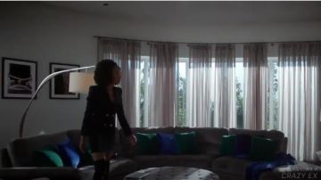 Pierre Balmain Orné de Velours Mini-Jupe portée par Monica Colby (Wakeema Hollis) dans Dynastie (S01E13)