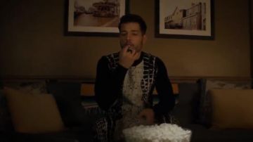 Suéter estampado con motivo de cocodrilo usado por Sam Jones (Rafael de la Fuente) en Dynasty Temporada 1 Episodio 13