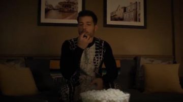 Calecon Motif Croco Devore Skinny Pants usado por Sam Jones (Rafael de la Fuente) en Dynasty Temporada 1 Episodio 13