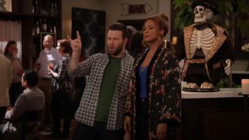 Johnny Was Velvet Trim Floral Kimono usado por Poppy Banks (Kimrie Lewis) en Padres Solteros (S01E20)