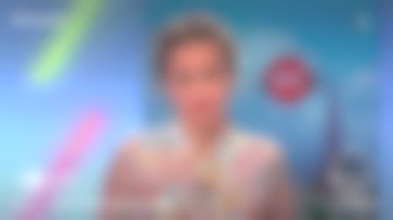 The shirt flowers by Caroline Roux in Télématin, the 4 truths, the 08.04.2019