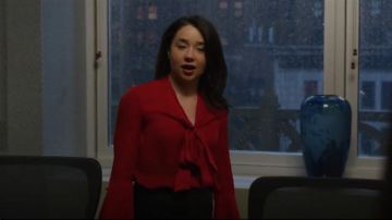 Alice + Olivia Merideth Fente du Manchon de Cou Cravate Haut porté par Marissa Or (Sarah Steele) dans Le Bon Combat (S03E04)