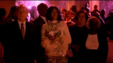 Blusa estampada adornada con plumas de Prada usada por Cookie Lyon (Taraji P. Henson) en Empire (S04E16)
