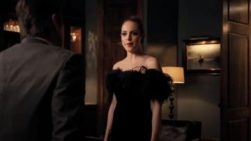 Hors-La-Épaule Robe de Velours porté par Fallon Carrington (Elizabeth Gillies) dans la Dynastie Saison 1 Épisode 14