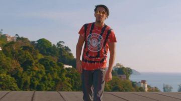 Corbata roja de Lazer y camiseta de Balmain Paris en el video musical de Patrona de MMZ