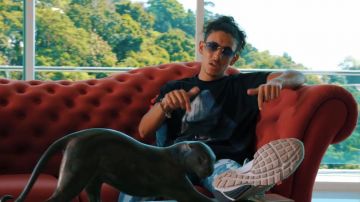 La camiseta negra estampada de tiburón de Moha en el video musical de Patrona de MMZ