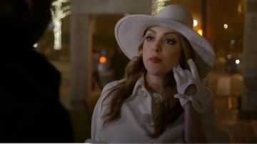 Velours cape Blanche porté par Fallon Carrington (Elizabeth Gillies) dans la Dynastie Saison 1 Épisode 15