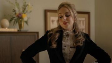 Plis et de Volants Chemisier Blanc porté par Fallon Carrington (Elizabeth Gillies) dans la Dynastie Saison 1 Épisode 15