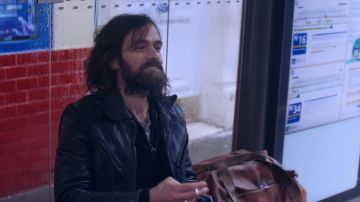 The leather travel bag brown of Vernon Subutex (Romain Duris) in Vernon Subutex S01E01