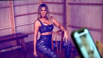 Good American Snake Print Leggings worn by Herself (Khloé Kardashian) in Keeping Up with the Kardashians (S16E01)