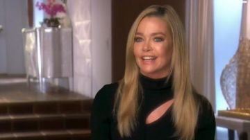 Alice + Olivia Sophie Chandail porté par Denise Richards dans Le Real Housewives de Beverly Hills (S09E07)
