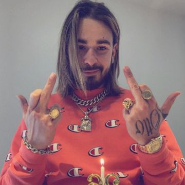 Sweatshirt orange-Champion worn by SCH on his account Instagram @Sch