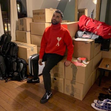Le pull col roulé cheminé rouge AMI de Anil Brancaleoni sur son compte Instagram @anilbrancaleoni