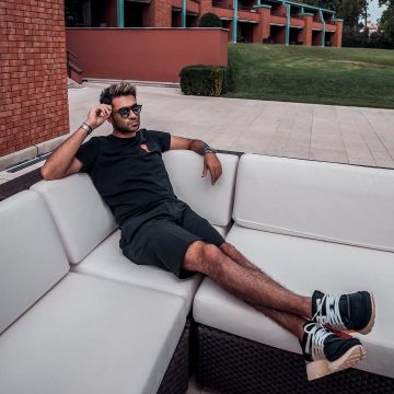 Le t-shirt noir à broderie AMI de Anil Brancaleoni sur son compte Instagram @anilbrancaleoni