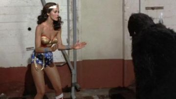 Le costume Cosplay Corset Rouge Bleu Or Wonder Woman de Diana Prince (Lynda Carter) dans Wonder Woman (S01E06)