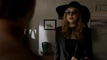 Abrigo de lana con solapas de satén usado por Fallon Carrington (Elizabeth Gillies) en Dynasty Temporada 1 Episodio 16