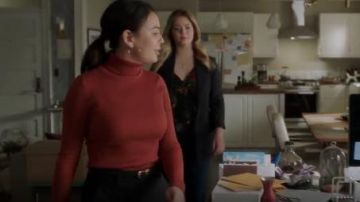 Forever 21 Ribbed Turtleneck Top en Rust usado por Mona Vanderwaal (Janel Parrish) en Pretty Little Liars: The Perfectionists (S01E03)