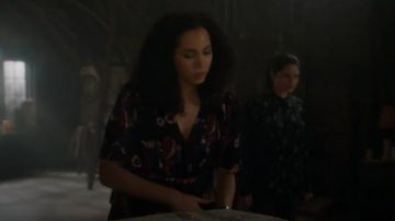 Joie Bisma Cropped Floral Peplum Top worn by Macy Vaughn (Madeleine Mantock) in Charmed (S01E17)