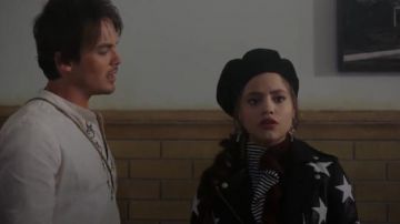 Chaqueta de moto de piel sintética NYC Star en blanco usada por Maggie Vera (Sarah Jeffery) en Charmed (S01E17)