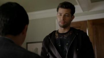 Chaqueta de camuflaje con sam jones (Rafael de la Fuente) en Dynasty Temporada 1 Episodio 16