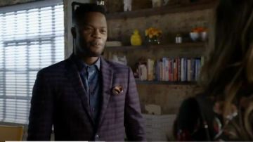 Navy Check Suit usado por Jeff Colby (Sam Adegoke) en Dynasty Temporada 1 Episodio 16