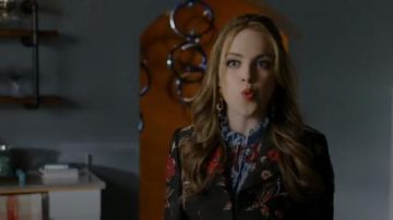 En Jacquard à motif Floral Manteau porté par Fallon Carrington (Elizabeth Gillies) dans la Dynastie Saison 1 Épisode 16