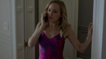 Agente Provocadora Elizabelle Long Slip Rosa usada por Marissa Morgan (Geneva Carr) en Bull (S03E18)