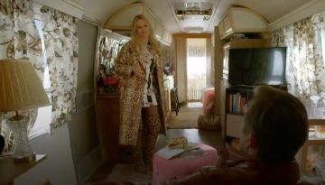 Sans manches Floral Rayé de Brocart Robe portée par Alexis Carrington (Nicollette Sheridan) dans la Dynastie Saison 1 Épisode 17