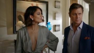 Starburst crystal earrings worn by Cristal Jennings (Ana Brenda Contreras) in Dynasty Season 1 Episode 17