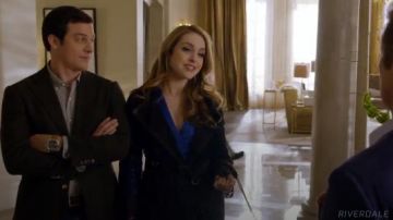 Sheer Lace Trench porté par Fallon Carrington (Elizabeth Gillies) dans la Dynastie Saison 1 Épisode 17