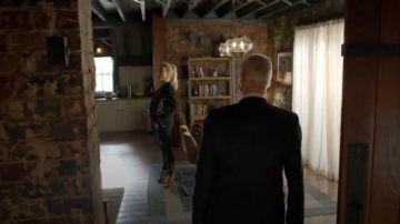 Le trottoir de la Chaîne d'Plate-forme de Sandale porté par Alexis Carrington (Nicollette Sheridan) dans la Dynastie Saison 1 Épisode 17