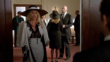 Perrin Paris Le Cabriolet Monochrome pochette en Cuir portés par Alexis Carrington (Nicollette Sheridan) dans la Dynastie Saison 1 Épisode 17