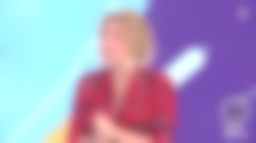 The floral dress, v-neck ruffled waist and marked Laura Tenoudji in Télématin the 09.04.2019