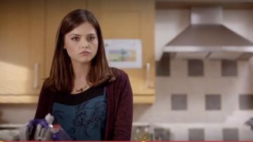 L'éclat et à la décoloration, au Urban Outfitters Loose fit combi porté par Clara (Jenna Coleman) dans Doctor Who (S07E11)