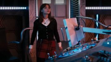 Yumi Pointelle Arc Cardigan porté par Clara (Jenna Coleman) dans Doctor Who (S08E01)