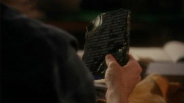 La réplica de la tableta del Dr. Daniel Jackson (Michael Shanks) en Stargate SG-1 (S07E15)