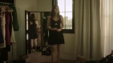 Alice + Olivia Nina Découpe de la Fit Et les Reflets de la Robe portée par McKenna Brady (Liana Liberato) en Léger comme une Plume (S01E01)