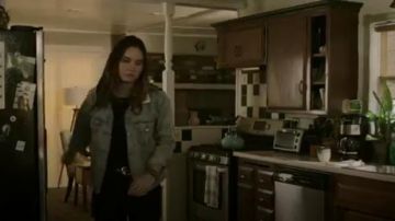 Levi's Indigo Sherpa Trucker Denim Jacket worn by McKenna Brady (Liana Liberato) in Light as a Feather (S01E03)