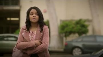 Chaqueta de moto de ante en blanco NYC Ropa exterior usada por Candace Preston (Ajiona Alexus) en Light as a Feather (S01E03)