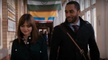 Topshop de contrôle de Contraste Doublée Mac porté par Clara (Jenna Coleman) dans Doctor Who (S08E06)