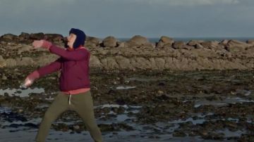 El jogging verde caqui usado por la Capitana Marleau (Corinne Masiero) en Capitán Marleau (S02E06)