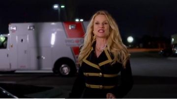 Manteau militaire porté par Alexis Carrington (Nicollette Sheridan) dans la Dynastie Saison 1 Épisode 19