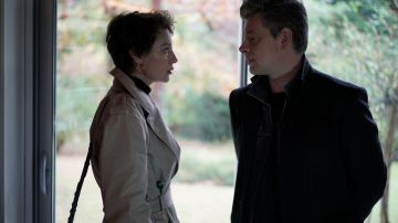 La gabardina beige de Eva Detrais (Jeanne Balibar) en Captain Marleau (S02E06)