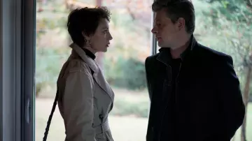 The trench coat beige Eva Detrais (Jeanne Balibar) in Captain Marleau (S02E06)