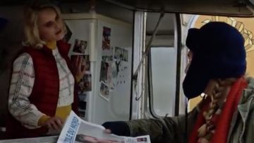La chaqueta roja sin mangas de Corinne Vidal (Sophie Quinton) en Captain Marleau (S02E06)