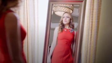 Vestido de cóctel de Alexander McQueen con adornos de joyas usado por Fallon Carrington (Elizabeth Gillies) en Dinastía (S01E19)