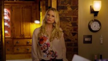 Floral brodé haut porté par Alexis Carrington (Nicollette Sheridan) dans la Dynastie Saison 1 Épisode 19