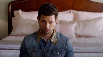  Tout ou Rien, Veste en jean porté par Sam Jones (Rafael de la Fuente) dans la Dynastie Saison 1 Épisode 19
